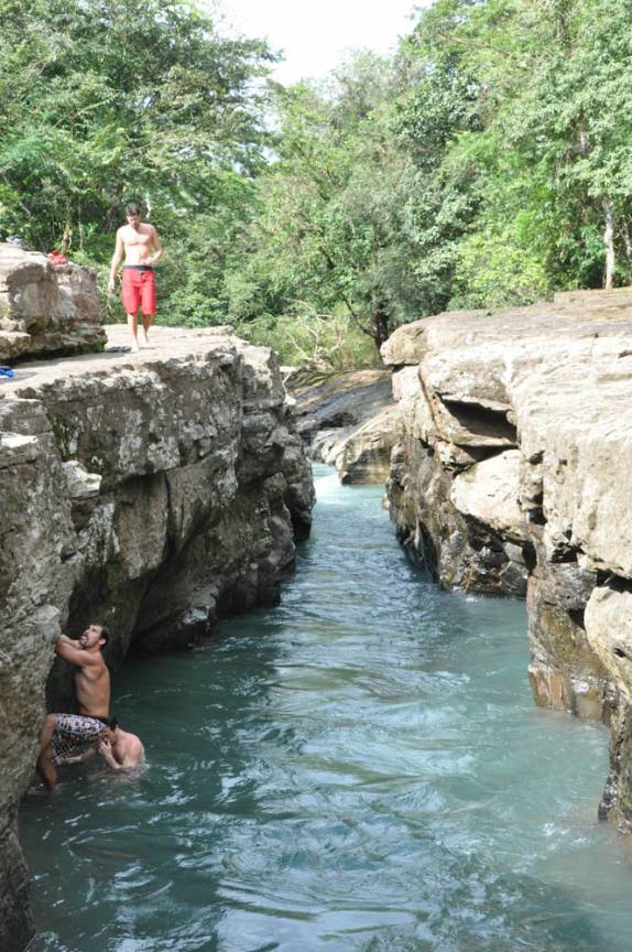 O canyon, ideal para saltos e rock climbing, na região de Boquete, no Panamá